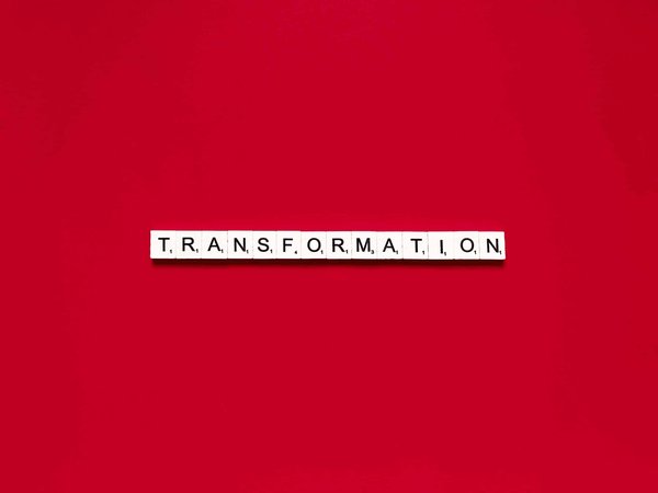 Quelles astuces pour réutiliser une robe de demoiselle d'honneur dans une garde-robe quotidienne?